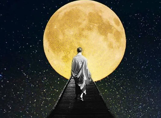 Un uomo in abiti tradizionali asiatici di spalle che percorre una passerella che porta alla luna.